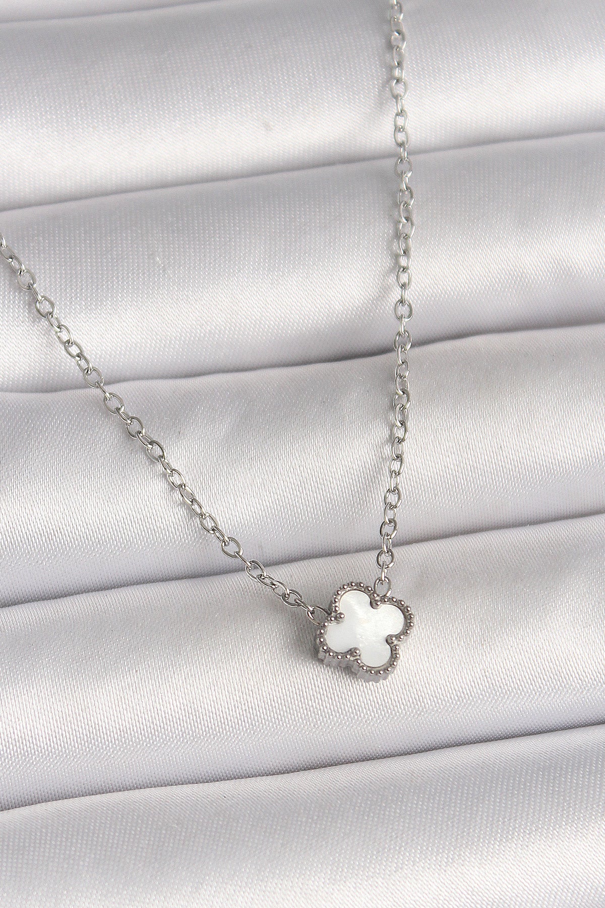 316L Çelik Gümüş Renk Beyaz Yonca Model Kadın Kolye