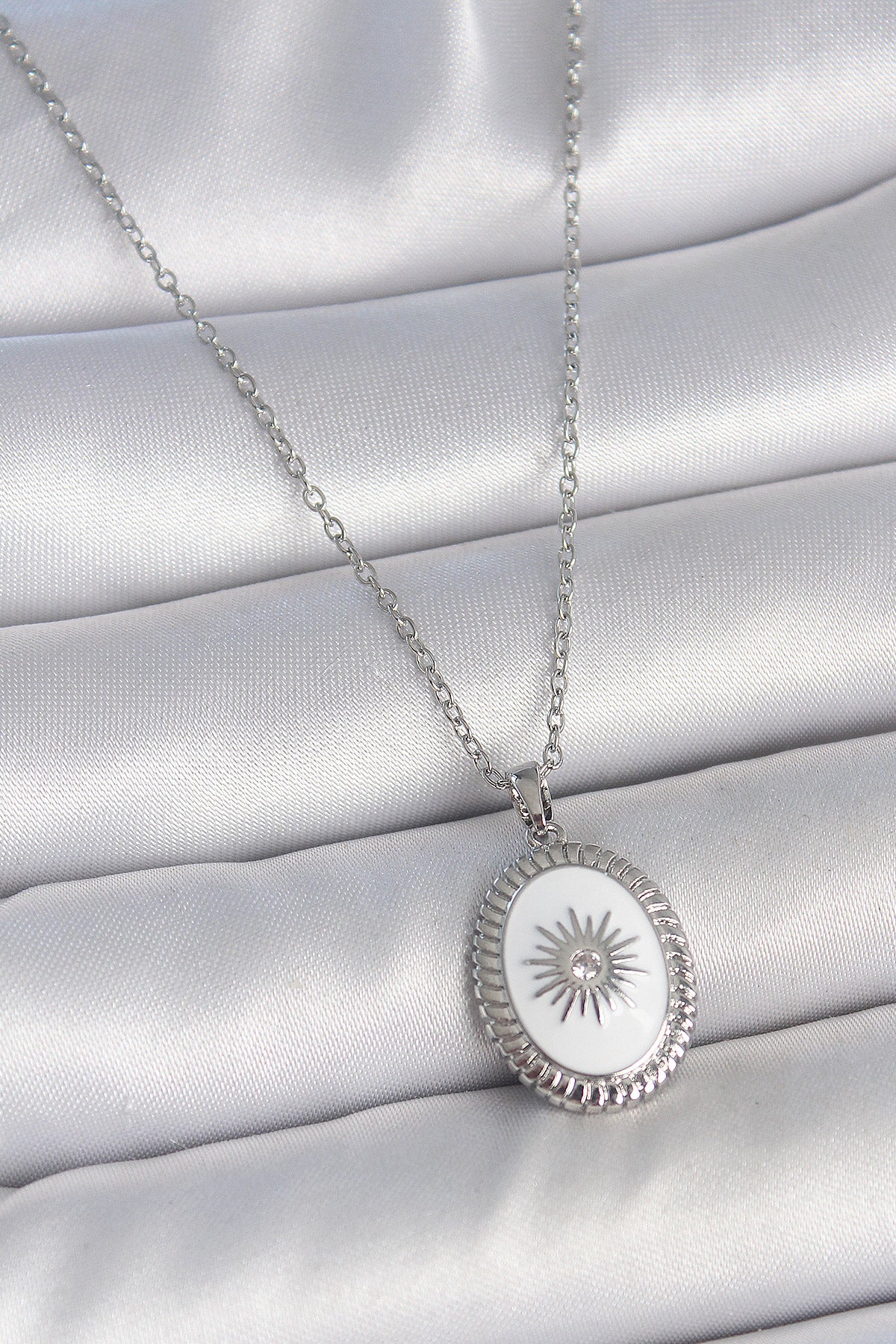 316L Çelik Gümüş Renk Beyaz Mineli Güneş İşlemeli Nazar Boncuk Detay Madalyon Model Kadın Kolye