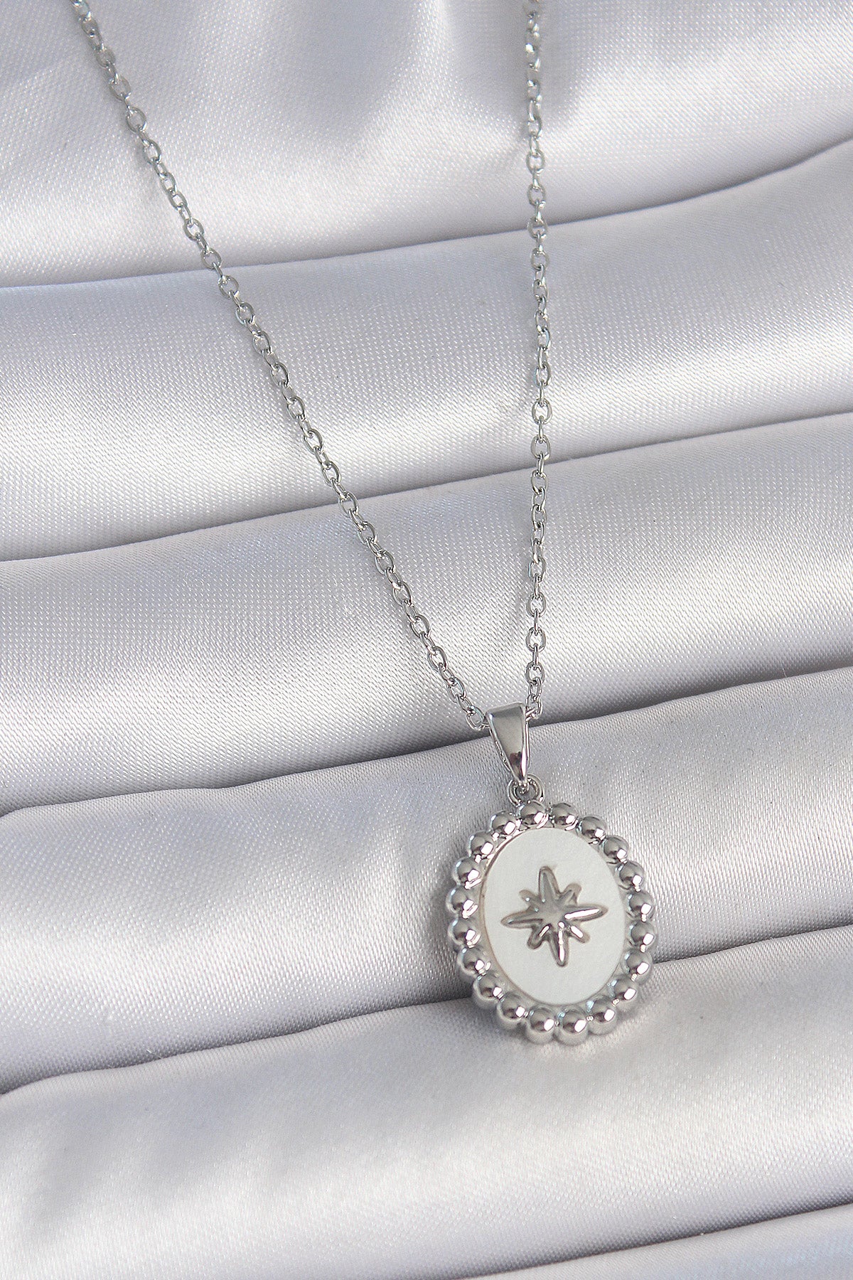 316L Çelik Gümüş Renk Zincir Beyaz Mineli Kutup Yıldız İşlemeli Madalyon Model Kadın Kolye