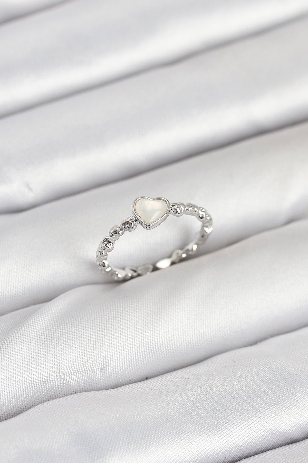 Pirinç Gümüş Renk Kalpli Model Kadın Yüzük