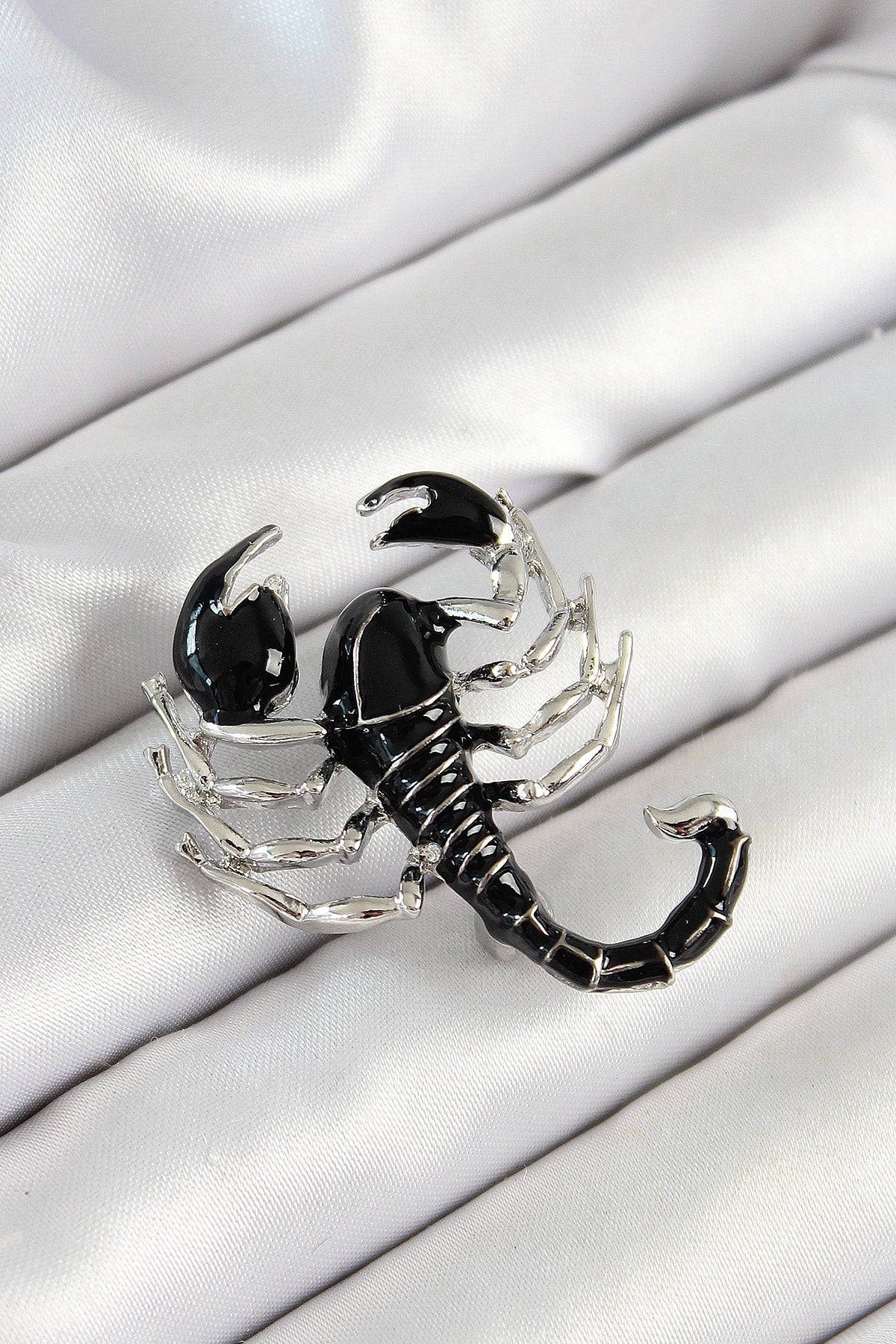 3D Siyah Akrep Figürlü Gümüş Renk Kadın Broş