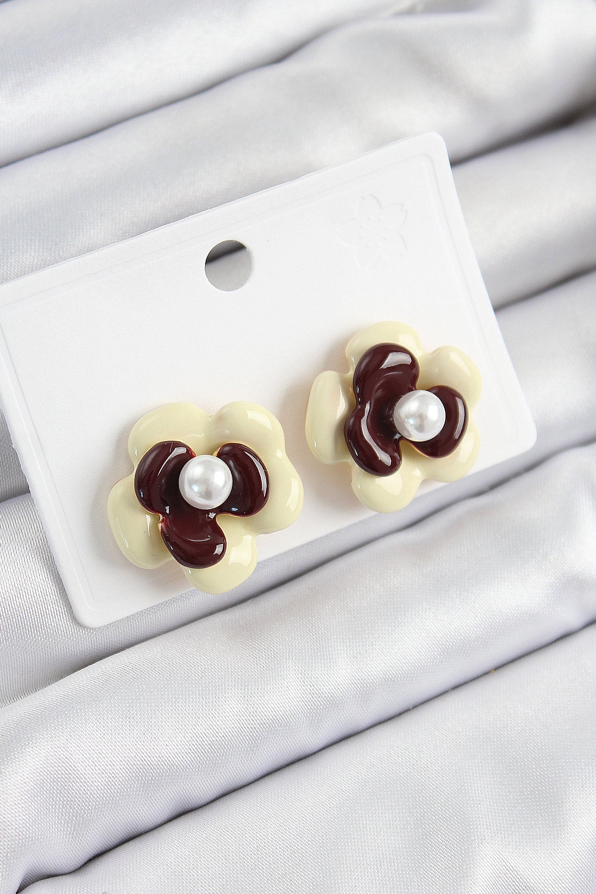 İnci Detaylı Krem Kahverengi Renk Papatya Model Kadın Küpe