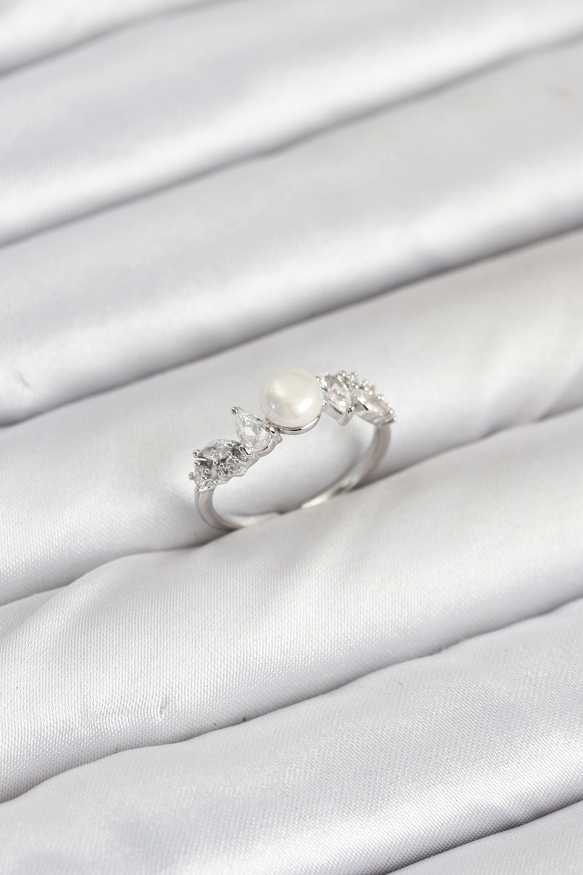 Pirinç Gümüş Renk Zirkon Taşlı İncili Model Kadın Yüzük