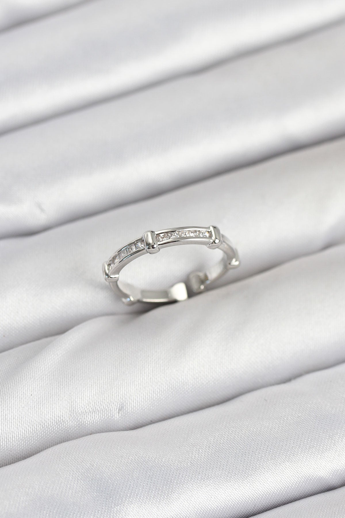 Pirinç Gümüş Renk Kemik Model Zirkon Taşlı Kadın Yüzük