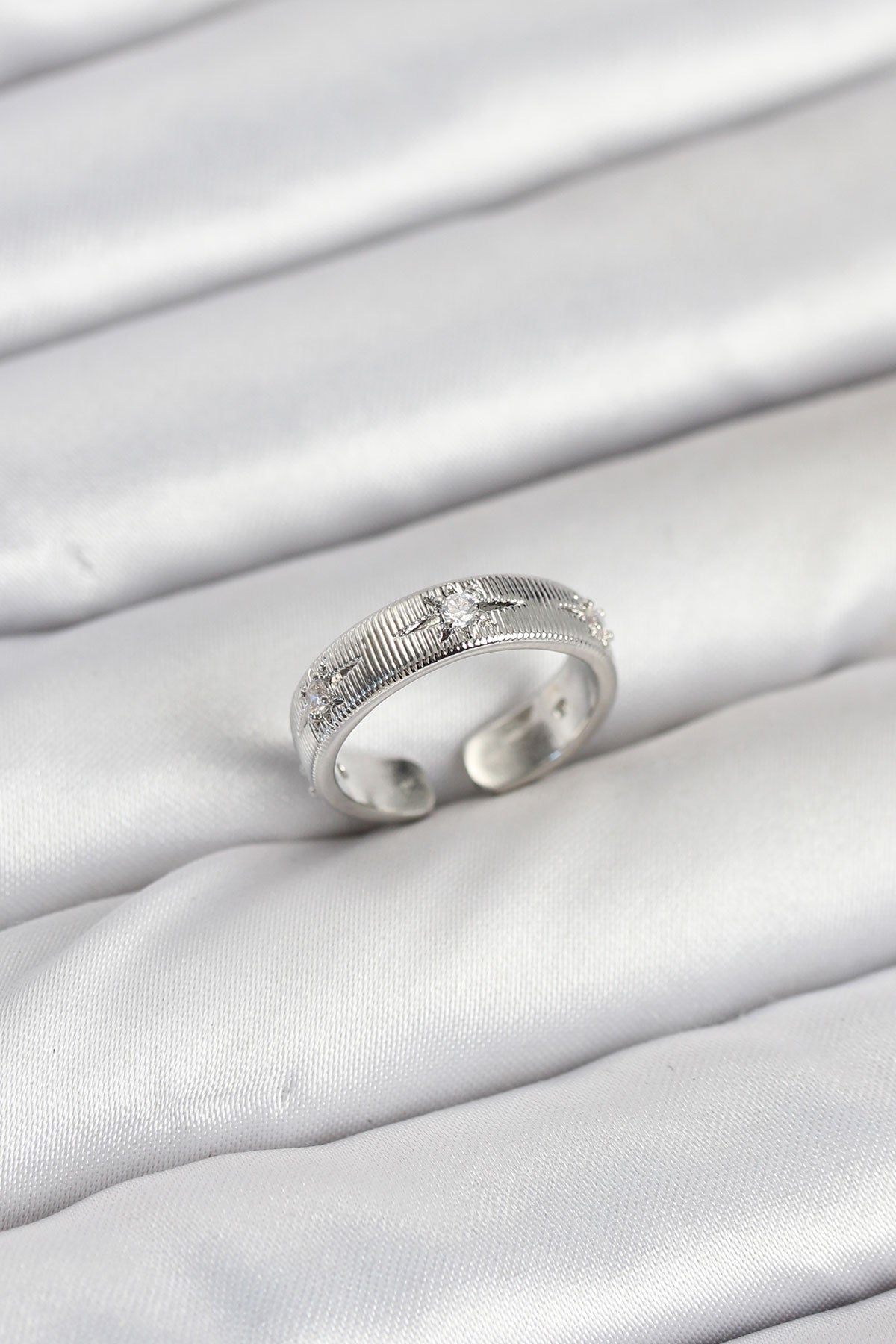 Pirinç Gümüş Renk Zirkon Taşlı Kutup Yıldızı Model Kadın Yüzük