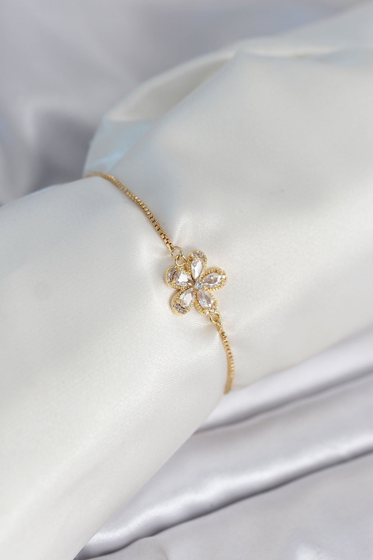 Çiçek Model Asansörlü Gold Renk Kadın Bileklik